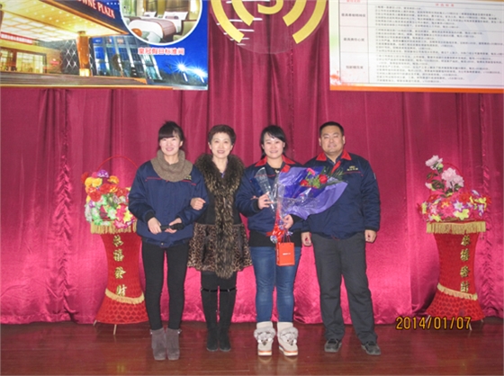 煙臺(tái)華順油氣潤(rùn)滑董事長(zhǎng)為冠軍部門(mén)頒獎(jiǎng)
