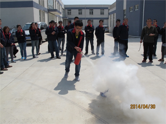 煙臺(tái)華順油氣潤滑之安全培訓(xùn)滅火器實(shí)際操作