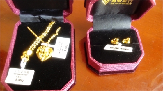 煙臺(tái)華順油氣潤滑2015年二季度業(yè)務(wù)啟動(dòng)大會(huì)，華順集團(tuán)董事長彭總為上季度銷售冠軍頒發(fā)證書、獎(jiǎng)杯、鮮花、各類獎(jiǎng)品