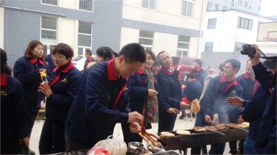 煙臺華順油氣潤滑設備12周年慶典自助燒烤活動！煙臺華順13年專注高效節(jié)能油氣潤滑系統(tǒng)，擁有12項國家專利技術，是國家高新技術企業(yè)，采用德國先進技術，可提供整體交鑰匙工程，是國內(nèi)生產(chǎn)規(guī)模最大的油氣潤滑廠家