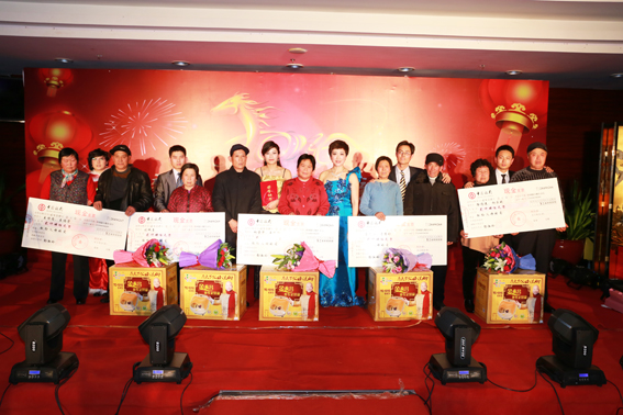 煙臺(tái)華順油氣潤滑之董事長為優(yōu)秀員工父母發(fā)放支票及禮品