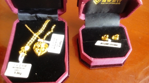 煙臺(tái)華順油氣潤滑2015年二季度業(yè)務(wù)啟動(dòng)大會(huì)，華順集團(tuán)董事長彭總為上季度銷售冠軍頒發(fā)證書、獎(jiǎng)杯、鮮花、各類獎(jiǎng)品