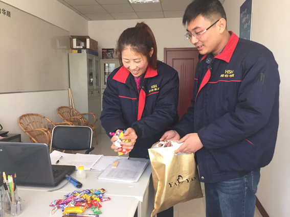 即將結(jié)婚的華順人！輪緣及軌道潤滑系統(tǒng)是投資收益比最顯著的油氣潤滑系統(tǒng)之一,系統(tǒng)小巧簡單,購置費用低,但采用后所獲得的回報數(shù)十甚至數(shù)百倍于投資費用。煙臺華順油氣潤滑設(shè)備適用于滾動軸承、開式齒輪、鏈條、軌道、輪緣、高速電主軸等的潤滑,尤其適用于高溫、高速、重載、極低速、受水或其它有化學(xué)危害性流體侵蝕場合
