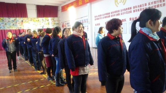 煙臺(tái)華順油氣潤滑公司每日早會(huì)現(xiàn)場(chǎng)！和諧華順一家親！煙臺(tái)華順油氣潤滑公司的研發(fā)人員已全面系統(tǒng)地掌握了油氣潤滑的核心技術(shù)，在國際先進(jìn)技術(shù)的基礎(chǔ)上，對(duì)油氣潤滑系統(tǒng)的關(guān)鍵部件進(jìn)行了20多項(xiàng)優(yōu)化創(chuàng)新