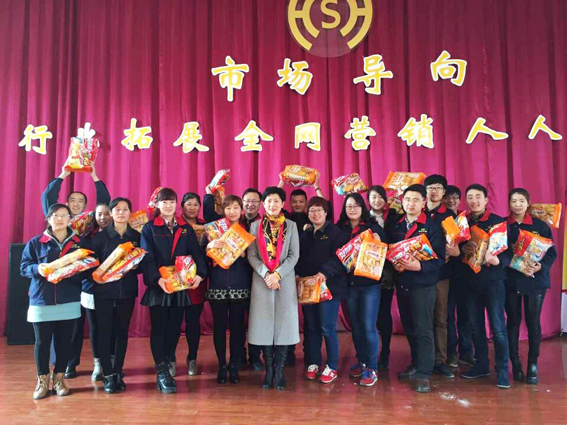 煙臺(tái)華順油氣潤滑設(shè)備公司每月早會(huì)都會(huì)評(píng)選一個(gè)冠軍隊(duì)發(fā)放小獎(jiǎng)品哦！煙臺(tái)華順油氣潤滑設(shè)備公司自主研發(fā)的油氣集中潤滑系統(tǒng)、外置式油氣分配器等七項(xiàng)產(chǎn)品獲得了國家實(shí)用新型專利，實(shí)現(xiàn)了油氣潤滑系統(tǒng)關(guān)鍵部件的國產(chǎn)化